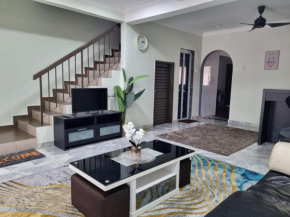 Three-Bedroom House at Tyara Homestay Sunway